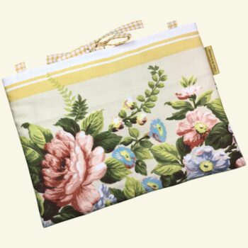 Housse matelassée fleurie champêtre, romantique et rétro, poche à livres et tablettes, création originale pièce unique, tissu vintage revalorisé. Exemplaire 1, recto face A.