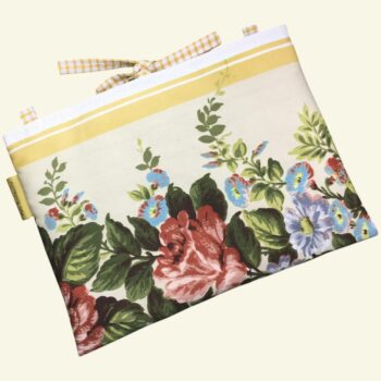 Housse matelassée fleurie champêtre, romantique et rétro, poche à livres et tablettes, création originale pièce unique, tissu vintage revalorisé. Exemplaire 1, recto face B.