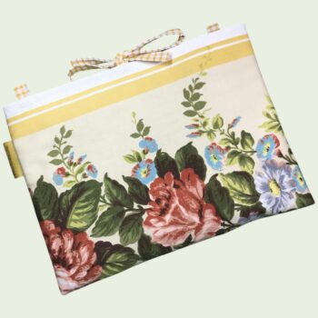 Housse matelassée fleurie champêtre, romantique et rétro, poche à livres et tablettes, création originale pièce unique, tissu vintage revalorisé. Exemplaire 2, recto face B.