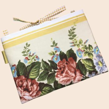 Housse matelassée fleurie champêtre, romantique et rétro, poche à livres et tablettes, création originale pièce unique, tissu vintage revalorisé. Exemplaire 5, recto face B.