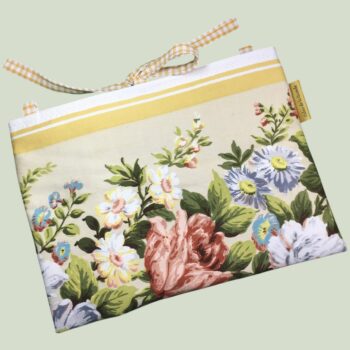 Housse matelassée fleurie champêtre, romantique et rétro, poche à livres et tablettes, création originale pièce unique, tissu vintage revalorisé. Exemplaire 4, recto face A.