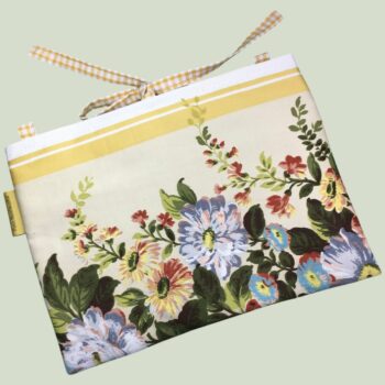 Housse matelassée fleurie champêtre, romantique et rétro, poche à livres et tablettes, création originale pièce unique, tissu vintage revalorisé. Exemplaire 4, recto face B.