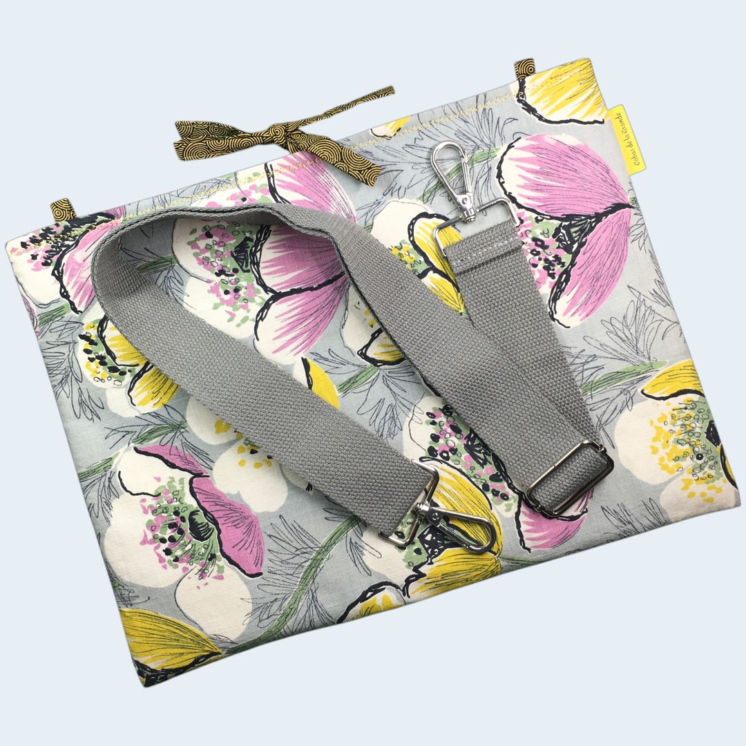 Housse Castel taille 13 pouces. Modèle de sangle pour porter la housse en sac bandoulière ou sur l'épaule.