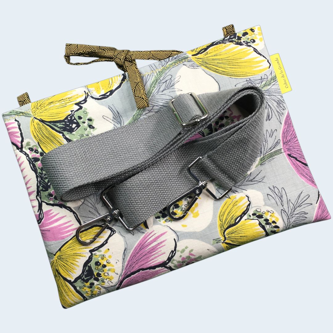 Housse Castel taille 10 pouces. Modèle de sangle pour porter la housse en sac bandoulière ou sur l'épaule.