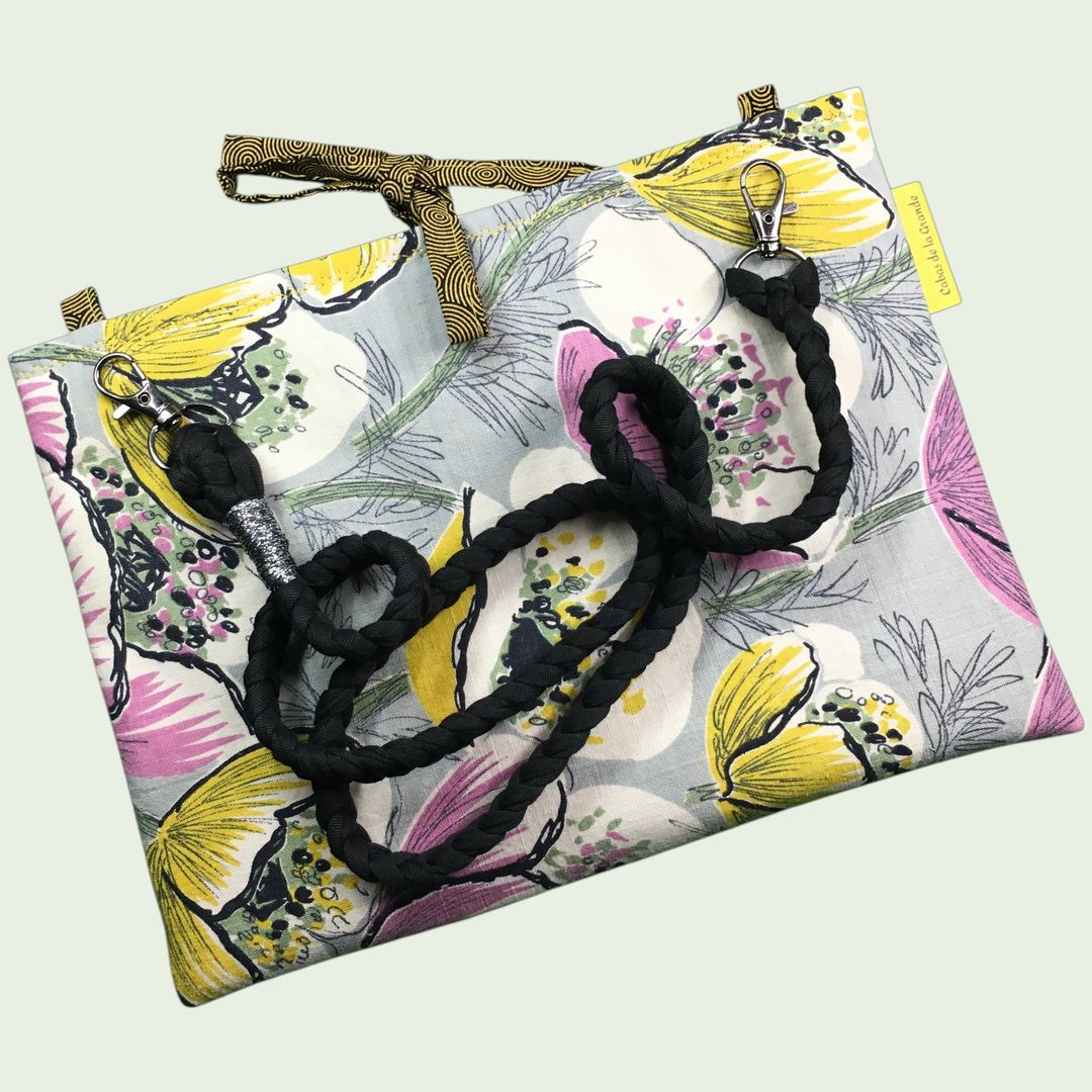 Housse Castel taille 10 pouces. Modèle de sangle pour porter la housse en sac bandoulière ou sur l'épaule.