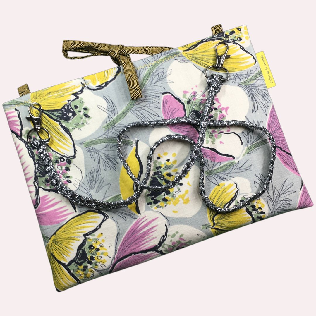 Housse Castel taille 10 pouces. Modèle de sangle pour porter la housse en sac bandoulière ou sur l'épaule.